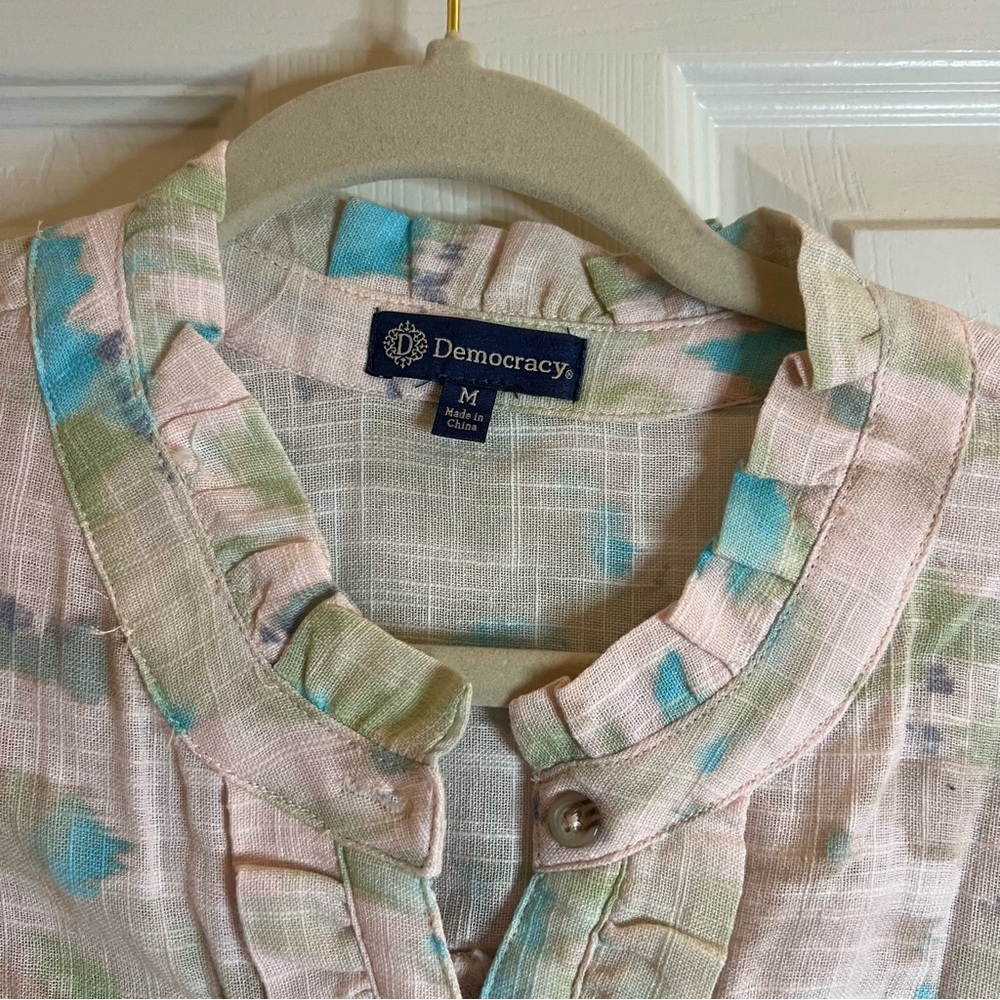 Democracy unique pattern and ruffle Top size M so cute!! - Picture 2 of 3